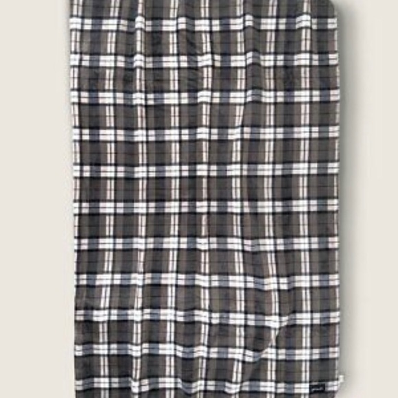 VS PINK PLAID SHERPA BLANKET 60” x 72” NEW - Picture 2 of 2